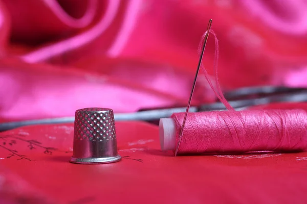 Катушка Розовой Нити Наперсток Винтажном Розовом Атласе — стоковое фото