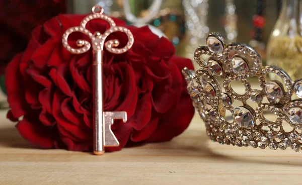 Rote Rose Mit Schlüssel Und Tiara Auf Dem Schminktisch — Stockfoto