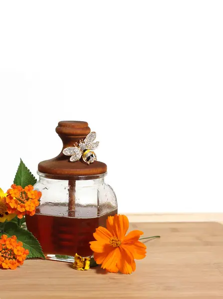 Färsk Lokal Honung Med Orange Vildblommor Vit Bakgrund — Stockfoto