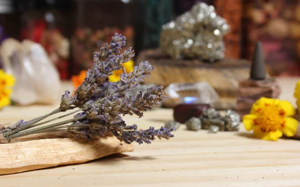 Αποξηραμένη Λεβάντα Στο Palo Santo Sticks Κρύσταλλα Και Λουλούδια Στο — Φωτογραφία Αρχείου