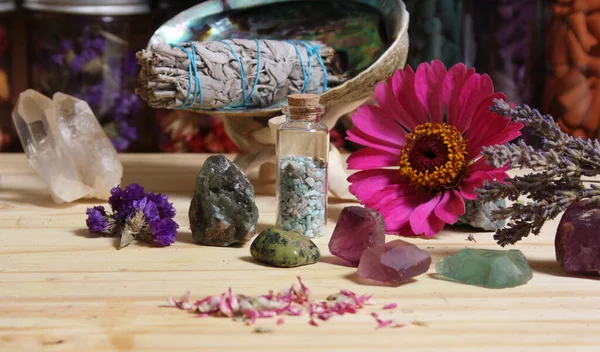 Getrocknete Blumen Und Kristall Chakra Steine Auf Meditationsaltar Flach Dof Stockbild