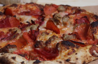 Lokantadaki Tahta Masada Taze Pizza Dilimlendi ve Eğlenmeye Hazır