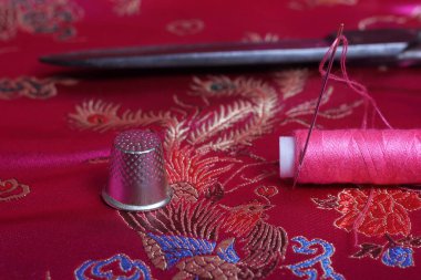 Vintage Pembe Saten Üzerinde Pembe İplik ve Yüksük