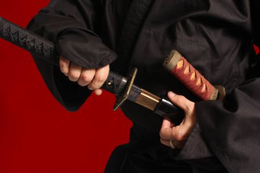 Japon Katana Kılıcını Kılıçtan Çıkaran Adam