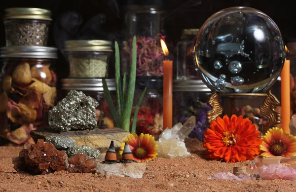 Kristallkugel Mit Kerzen Und Chakra Steinen Auf Dem Australischen Red Stockbild