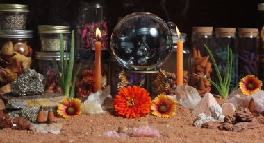 Avustralya Kırmızı Kum Meditasyon Sunağında Mumlu Kristal Top ve Çakra Taşları