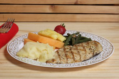 Düğünde Kızarmış Tavuk ve Sebze Yemeği