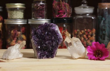 Meditasyon Sunağında Kuvars Noktalı Ametist Kristali