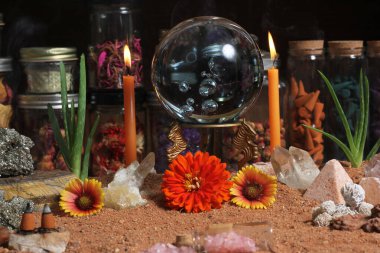 Avustralya Kırmızı Kum Meditasyon Sunağında Mumlu Kristal Top ve Çakra Taşları