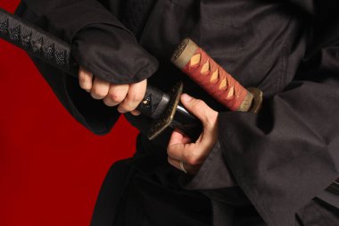 Japon Katana Kılıcını Kılıçtan Çıkaran Adam