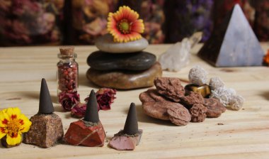 Tütsü Konileri ve Çöl Gülü Kayaları Arkaplanda Piramitle Meditasyon Masasında