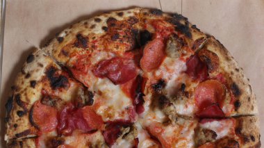 Lokantadaki Tahta Masada Taze Pizza Dilimlendi ve Eğlenmeye Hazır