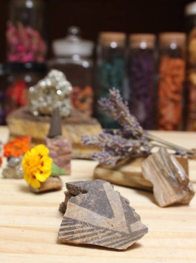 Meditasyon sunağında kristalleri ve çiçekleri olan Antik Amerikan Yerlisi Çömlek Parçaları