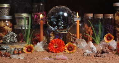 Avustralya Kırmızı Kum Meditasyon Sunağında Mumlu Kristal Top ve Çakra Taşları