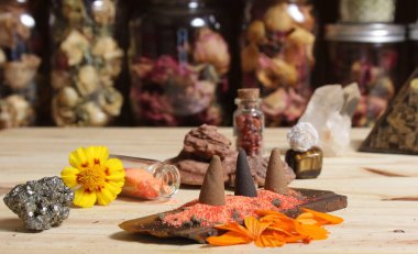 Çakra kristalleri ve çiçekleriyle Taş Külahta Tütsü