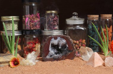 Avustralya Red Sand 'de Aloe Vera ve Çiçekleriyle Çakra Taşları. Meditasyon Sunağı