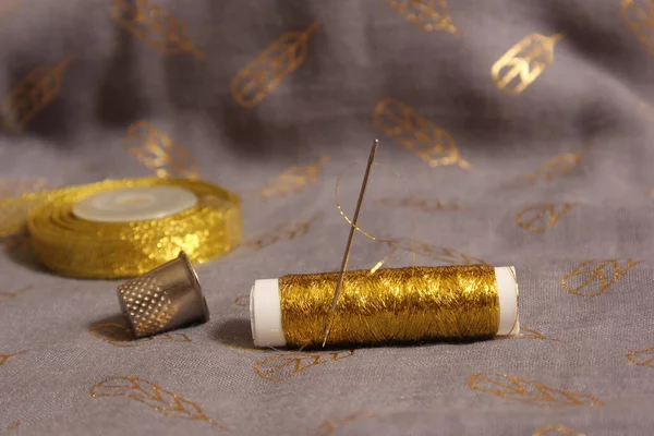 Spool Metallic Gold Thread Gray Gold Chiffon Fabric — Stockfoto