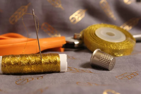 Spool Metallic Gold Thread Gray Gold Fabric — Foto Stock