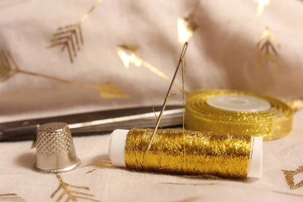 Spool Gold Thread Scissors Thimble Metallic Chiffon Fabric — 图库照片