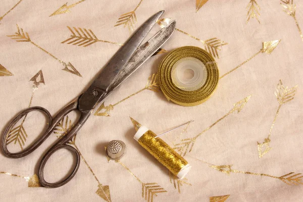 Spool Gold Thread Scissors Thimble Metallic Chiffon Fabric — Stock Photo, Image