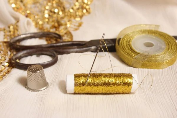金金属丝片和带顶针的碎金丝在非白织物金丝层上的应用 — 图库照片