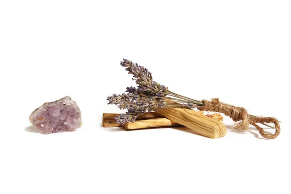 Gedroogde Lavendel Bundel Met Palo Santo Sticks Amethist Stone Geïsoleerd — Stockfoto