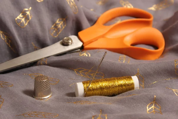 Spool Metallic Gold Thread Gray Gold Chiffon Fabric — 图库照片