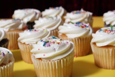 Sarı Masadaki Parti 'de Masaya Serpiştirilmiş Kekler