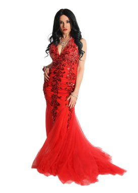 Resmi Kızıl Deniz Kızı Stili Elbisesi Giyen Kadın Beyaz Giyinik