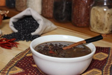 Otlar ve Baharatlar Kırsal Masada Arka planda Siyah Fasulyeli