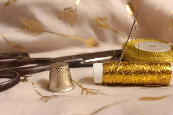 Carretel Rosca Ouro Tesouras Com Dedal Tecido Chiffon Metálico — Fotografia de Stock
