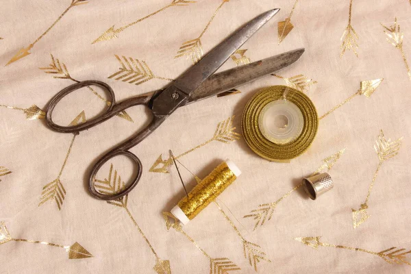 Spool Από Χρυσό Νήμα Και Ψαλίδι Δαχτυλήθρα Μεταλλικό Ύφασμα Σιφόν — Φωτογραφία Αρχείου