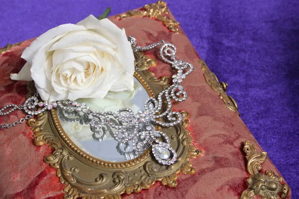 古籍上的白玫瑰 水晶莱茵石项链闭合在一起 — 图库照片