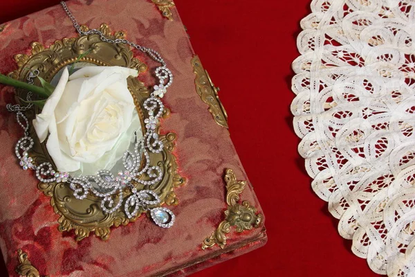 Kristal Elmas Kolyeli Kırmızı Antik Kitap Üzerine Beyaz Gül — Stok fotoğraf