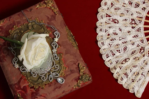 Rosa Branca Livro Antigo Vermelho Com Colar Strass Cristal — Fotografia de Stock