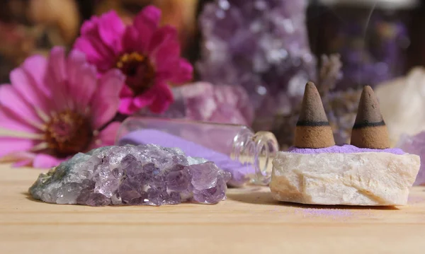 Amethyst Crystals Flowers Incense Cones Meditation Altar — Stock Photo, Image