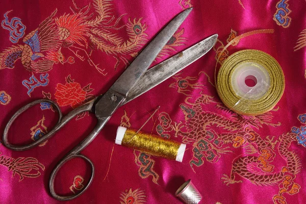 Катушка Золотой Металлической Нити Наперсток Винтажной Розовой Шелковой Ткани — стоковое фото