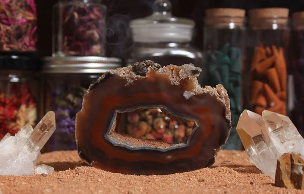 Agatized Coral Quarts Crystals Australian Red Sand Meditation Table — ストック写真