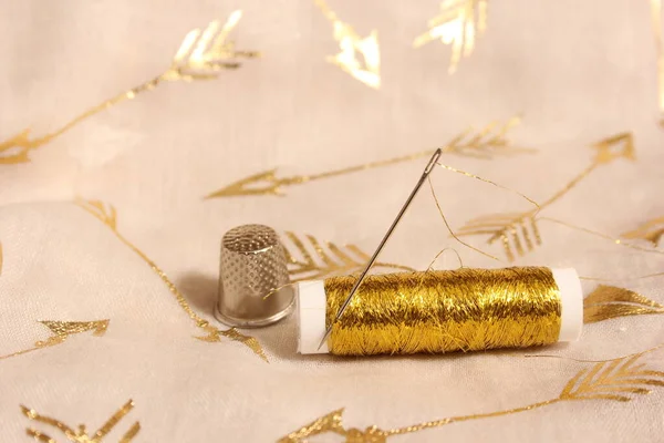 Spool Gold Thread Thimble Metallic Chiffon Fabric —  Fotos de Stock