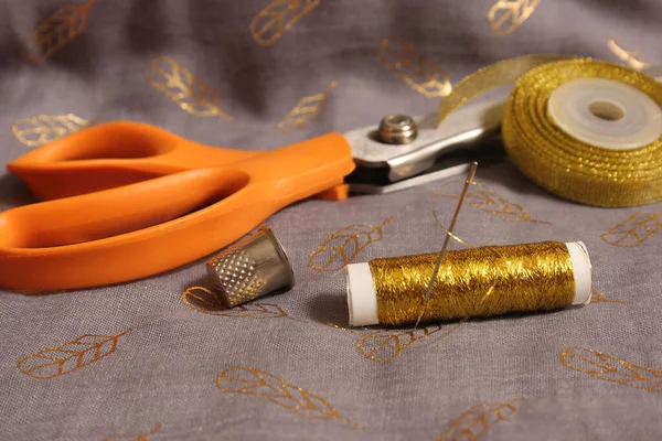 Spool Metallic Gold Thread Gray Gold Fabric — Stock Photo, Image