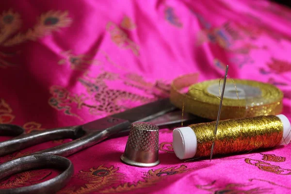 Carretel Fios Metálicos Ouro Dedal Tecido Seda Rosa Vintage — Fotografia de Stock