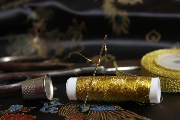 Spool Gold Thread Thimble Black Asian Silk Fabric — Stock Photo, Image