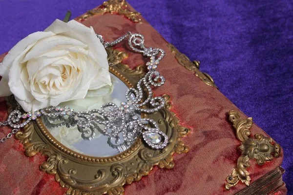Weiße Rose Auf Antiken Buch Mit Kristall Strass Halskette Großaufnahme — Stockfoto