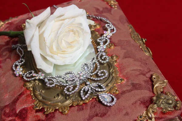Λευκό Τριαντάφυλλο Στο Κόκκινο Antique Βιβλίο Κρύσταλλο Στρας Κολιέ — Φωτογραφία Αρχείου