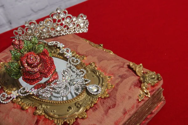 水晶莱茵石项链古籍上的玫瑰手镯 — 图库照片