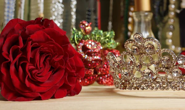 具有香水和珠宝背景的玫瑰和Tiara浅色Dof — 图库照片