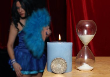 1843 Meksika Gümüş Parası. Arka planda Mavi Korseli Kadın.