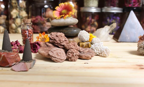 Incense Cones Desert Rose Rocks Meditation Table Pyramid Background — Stock Photo, Image