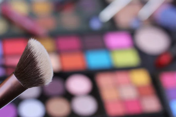 明るい色の化粧品顔料パレットと化粧品ブラシ — ストック写真