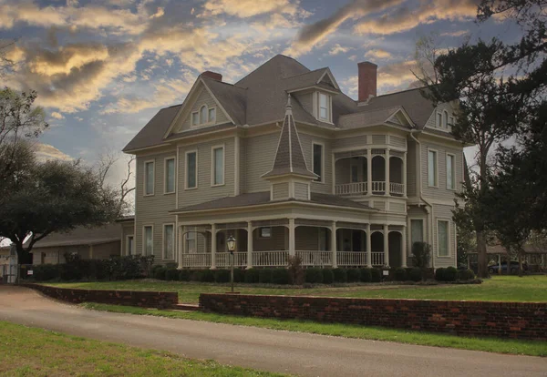Historic Victorian Mansion Situé Dans Est Rural Texas Avec Ciel Photo De Stock